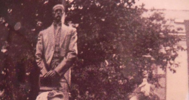 Anna Matušková (vpravo) v kroji pod původním rudickým pomníkem se sochou T.G. Masaryka v roce 1945