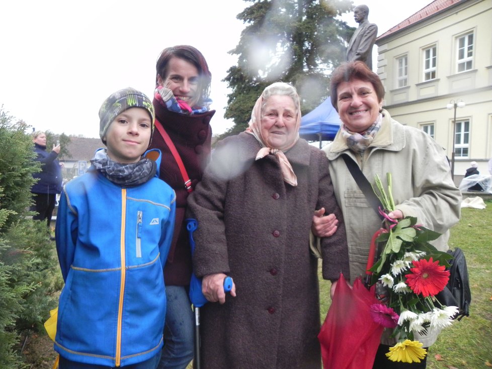 Anna Matušková s dcerou, vnučkou a pravnukem.