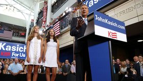 John Kasich a jeho dvě pohledné dcery Emma (vlevo) a Reese