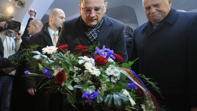 Prezident Václav Klaus a premiér Petr Nečas položili 17. listopadu v Praze na Národní třídě kytici k památníku listopadových událostí.