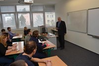 Exprezident Václav Klaus nastoupil do práce! Bude »tasit« studenty z ekonomie!