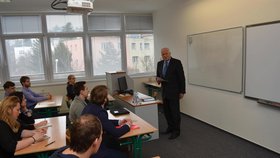 Václav Klaus přednáší 20 studentům Ekonomicko-správní fakulty Masarykovy univerzity v Brně o transformačních procesech v České republice.