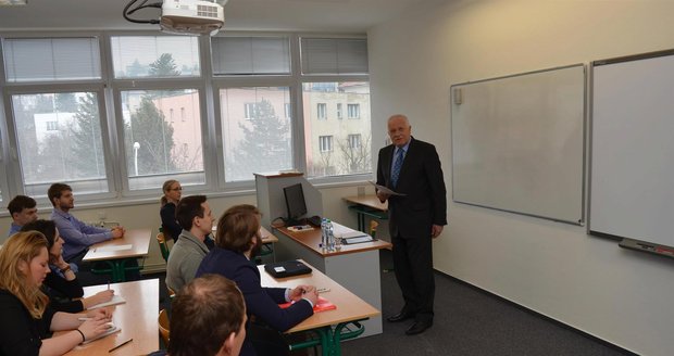 Exprezident Václav Klaus nastoupil do práce! Bude »tasit« studenty z ekonomie!