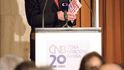 Prezident Václav Klaus neopomněl na čtvrtečním setkání v centrální bance připomenout svou novou publikaci Dvacet let české měny. Obsahuje i projev, který český prezident opouštějící svůj úřad přednesl.
