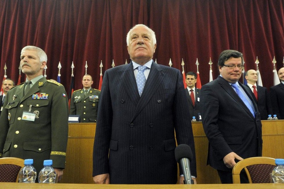 Prezident Václav Klaus (uprostřed), ministr obrany Alexandr Vondra (vpravo) a náčelník generálního štábu Petr Pavel (vlevo) se 8. listopadu v Praze zúčastnili velitelského shromáždění řídících pracovníků ministerstva obrany.