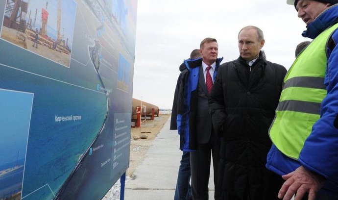 Prezident Vladimir Putin na výročí ruské anexe ukrajinského Krymu navštívil stavbu mostu, který má propojit poloostrov s pevninským Ruskem
