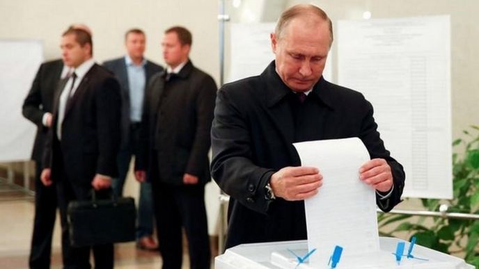 Prezident Vladimir Putin odevzdává hlas v ruských parlamentních volbách