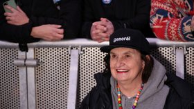 Příznivkyně Petra Pavla, herečka Eva Holubová na Staroměstském náměstí