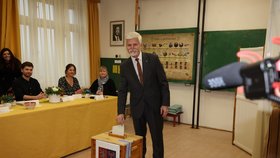 Prezidentské volby 2023: Petr Pavel odvolil v Černoučku. (27. 1. 2023)