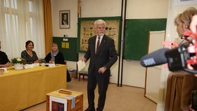 Prezidentské volby 2023: Petr Pavel odvolil v Černoučku. (27. 1. 2023)
