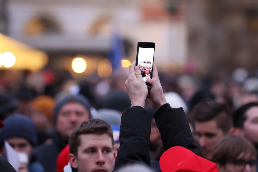 Prezidentské volby 2023: Příznivci čekají na Petra Pavla na Staroměstském náměstí. (25. 1. 2023)