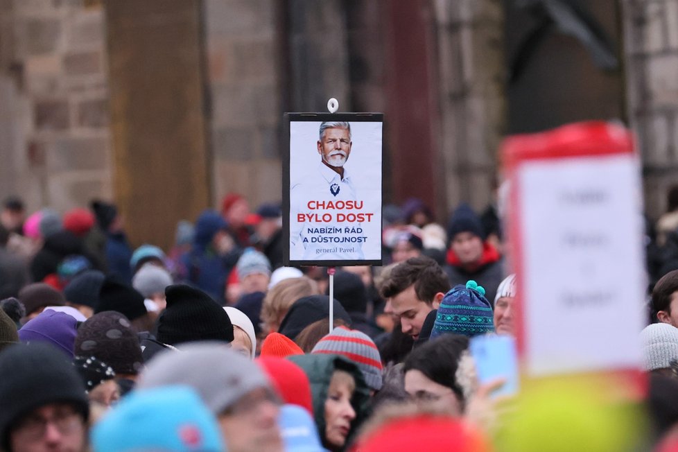 Prezidentské volby 2023: Příznivci čekají na Petra Pavla na Staroměstském náměstí. (25. 1. 2023)