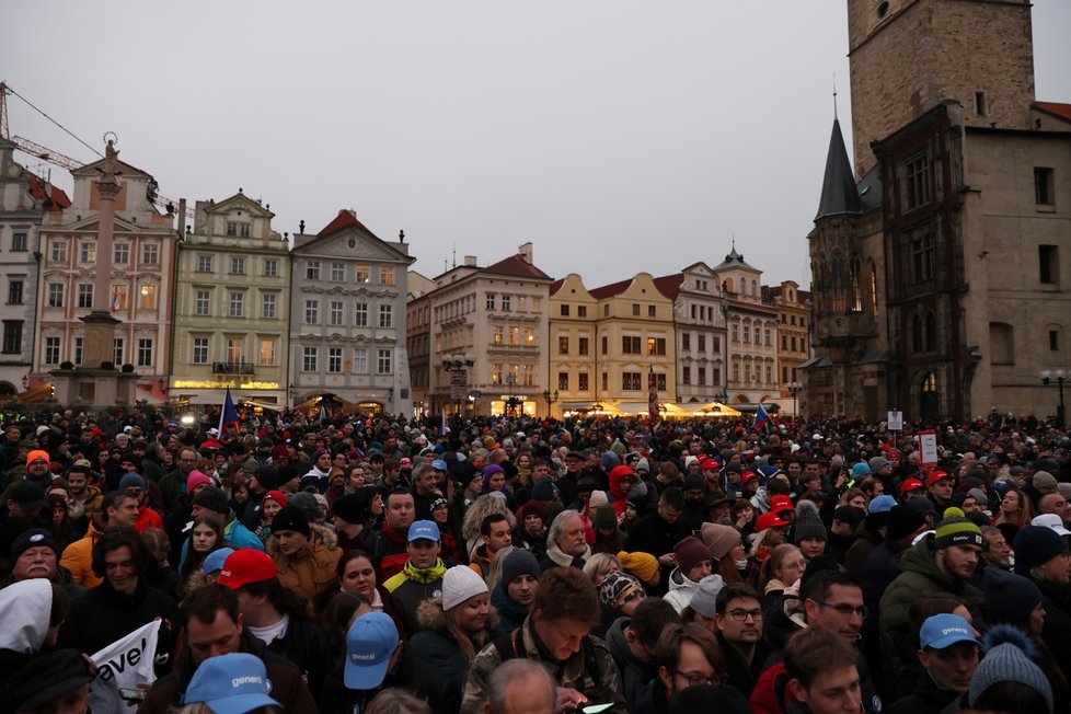Prezidentské volby 2023: Příznivci čekají na Petra Pavla na Staroměstském náměstí. (25. 1. 2023)
