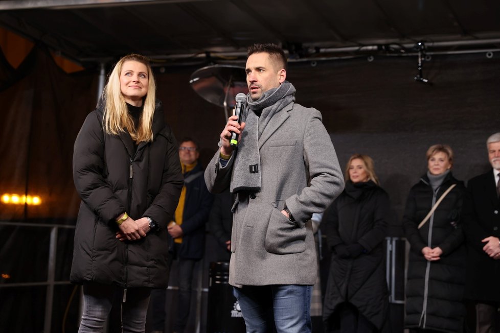 Prezidentské volby 2023: Tomáš Plekanec a Lucie Šafářová na setkání na podporu Petra Pavla na Staroměstském nám. (25.1.2023)