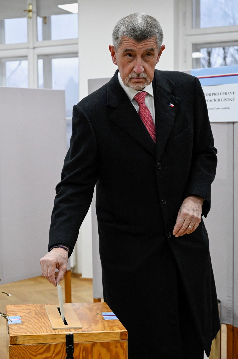 Prezidentské volby 2023: Andrej Babiš odvolil v Průhonicích, doprovodila ho manželka. (27. 1. 2023)