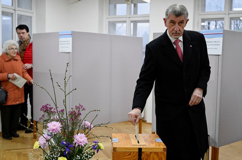 Prezidentské volby 2023: Andrej Babiš odvolil v Průhonicích, doprovodila ho manželka (27. 1. 2023).