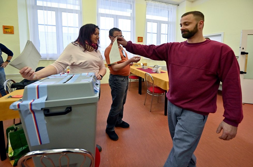 Prezidentské volby 2023: Odsouzení vězni hlasují do volebních uren ve Věznici Rapotice. (27. 1. 2023)