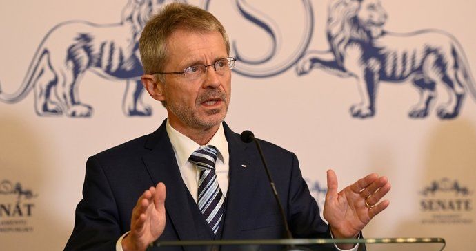 Předseda Senátu Miloš Vystrčil na tiskové konferenci ke zdravotnímu stavu prezidenta Miloše Zemana (15.10.2021)