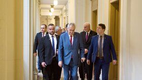 Prezident Miloš Zeman s početným doprovodem kráčí chodbou Krajského úřadu v Brně ke kanceláři hejtmana.