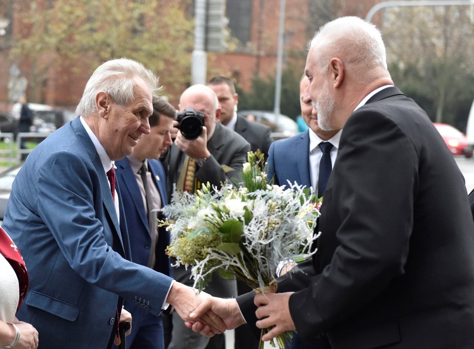 Prezident Miloš Zeman zahájil v Brně třídenní návštěvu jižní Moravy. Vítá ho hejtman Bohumil Šimek.