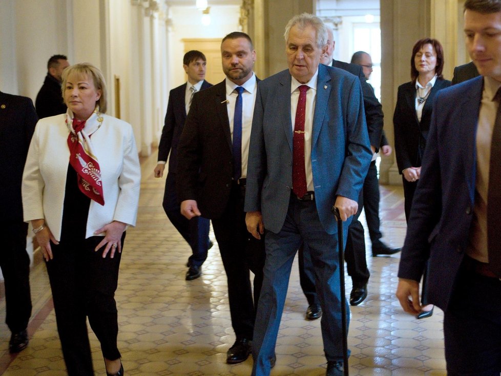 Prezident Miloš Zeman s početným doprovodem kráčí chodbou Krajského úřadu v Brně ke kanceláři hejtmana.