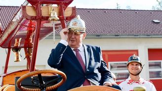 Zeman chce na uprchlíky nasadit hasiče. Brzy jistě přidá porybné, popeláře a skauty