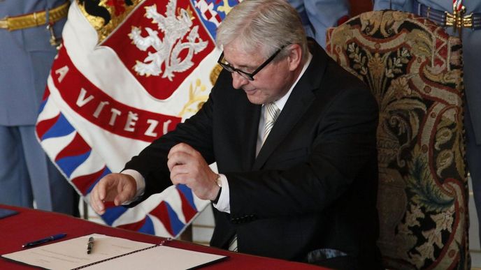 Prezident Zeman jmenoval Jiřího Rusnoka novým premiérem