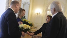 Prezident Zeman a první dáma Ivana Zemanová vítají na zámku v Lánech premiéra a jeho manželku.
