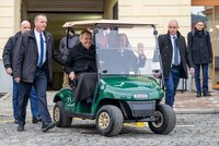 Zeman se projel Náchodem v golfovém vozíku. Setká se i s polským prezidentem, bude řeč o Babišovi?