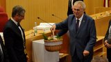 Žádná slivovice! Zeman dostal v Ostravě houby!