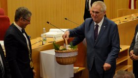 Při návštěvě Moravskoslezského kraje dostal prezident dárkem košík hub.