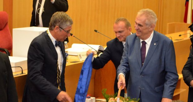 Při návštěvě Moravskoslezského kraje dostal prezident dárkem košík hub.