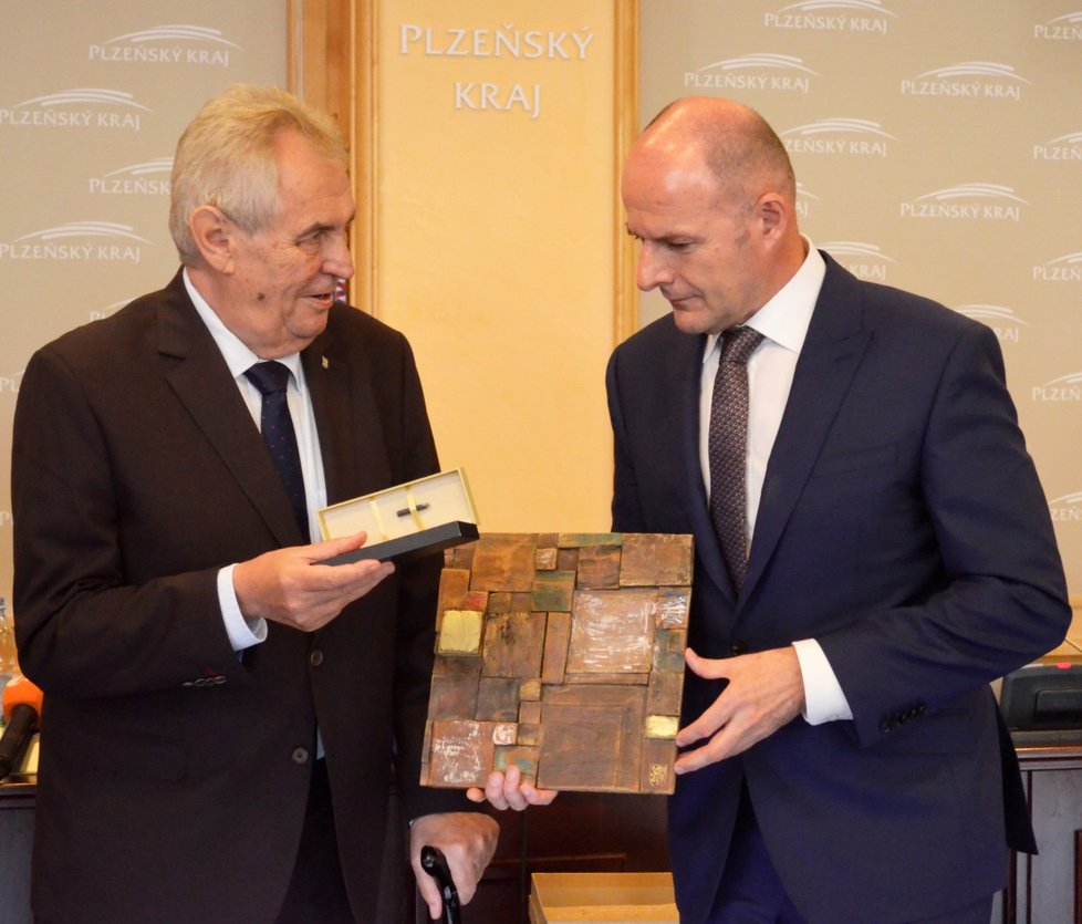 Zeman dal hejtmanovi Bernardovi pero a kousky dřeva z krovů z chalup z Vysočiny.