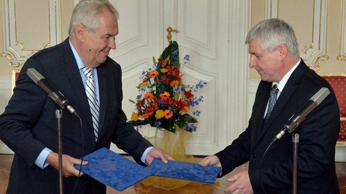 Prezident Zeman přijal demisy premiéra Rusnoka