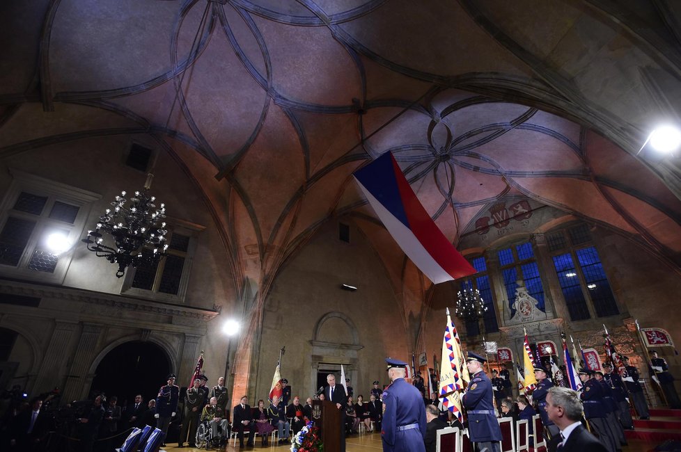 Prezident Miloš Zeman při příležitosti svátku Dne vzniku samostatného československého státu uděloval 28. října na Pražském hradě ve Vladislavském sále státní vyznamenání.
