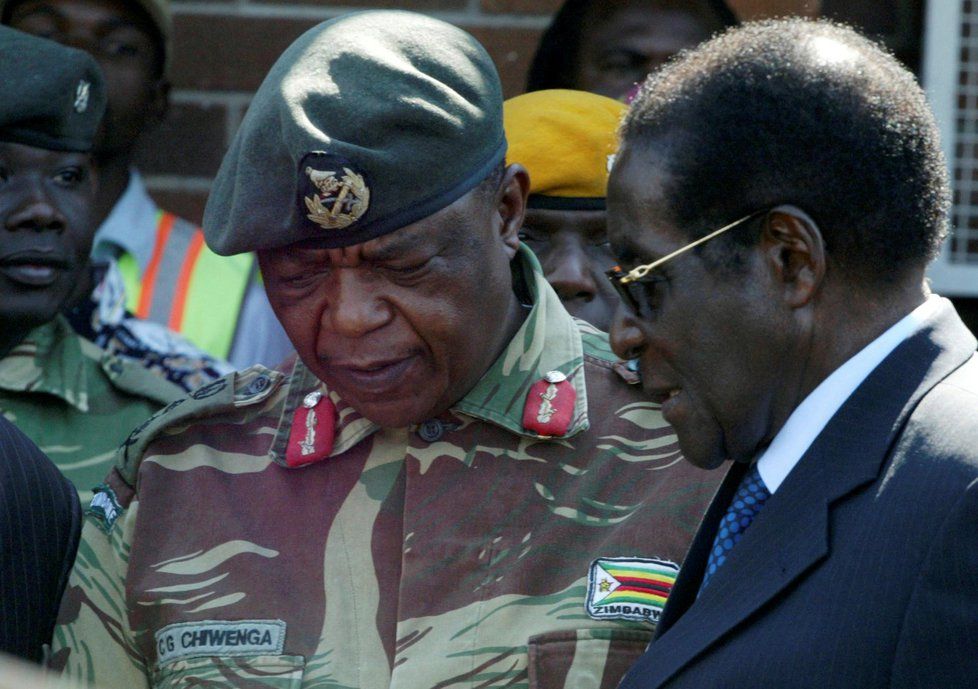 Prezident Zimbabwe Robert Mugabe hovoří s generálem Constantinem Chiwengou v hlavním městě Harare.