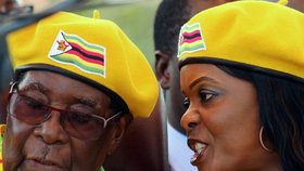 Prezident Zimbabwe Robert Mugabe s manželkou Grace Mugabeovou
