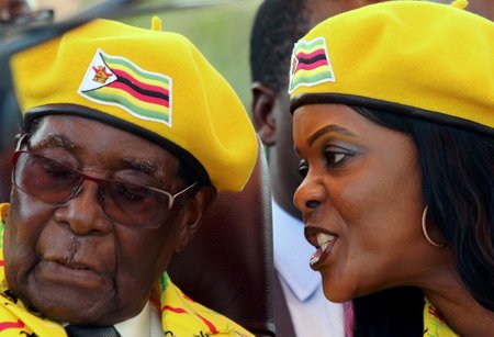 Exprezident Zimbabwe Robert Mugabe s manželkou Grace Mugabeovou