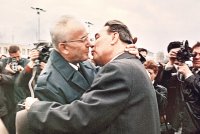 Líbačka s Brežněvem, červené šátky a prezidentování
