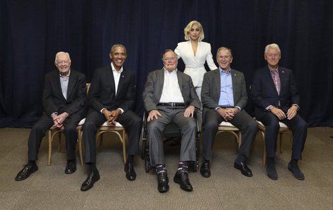Vzácné setkání: pět exprezidentů na jednom pódiu.