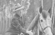 1934. Beneš navzdory slabé tělesné schránce uměl na koni.