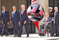 Klub vysloužilých prezidentů: Bush starší předvedl další šílené ponožky
