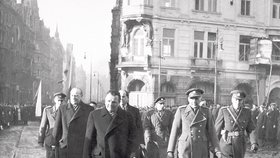 Na přehlídce ozbrojených lidových milicí po únorových událostech roku 1948