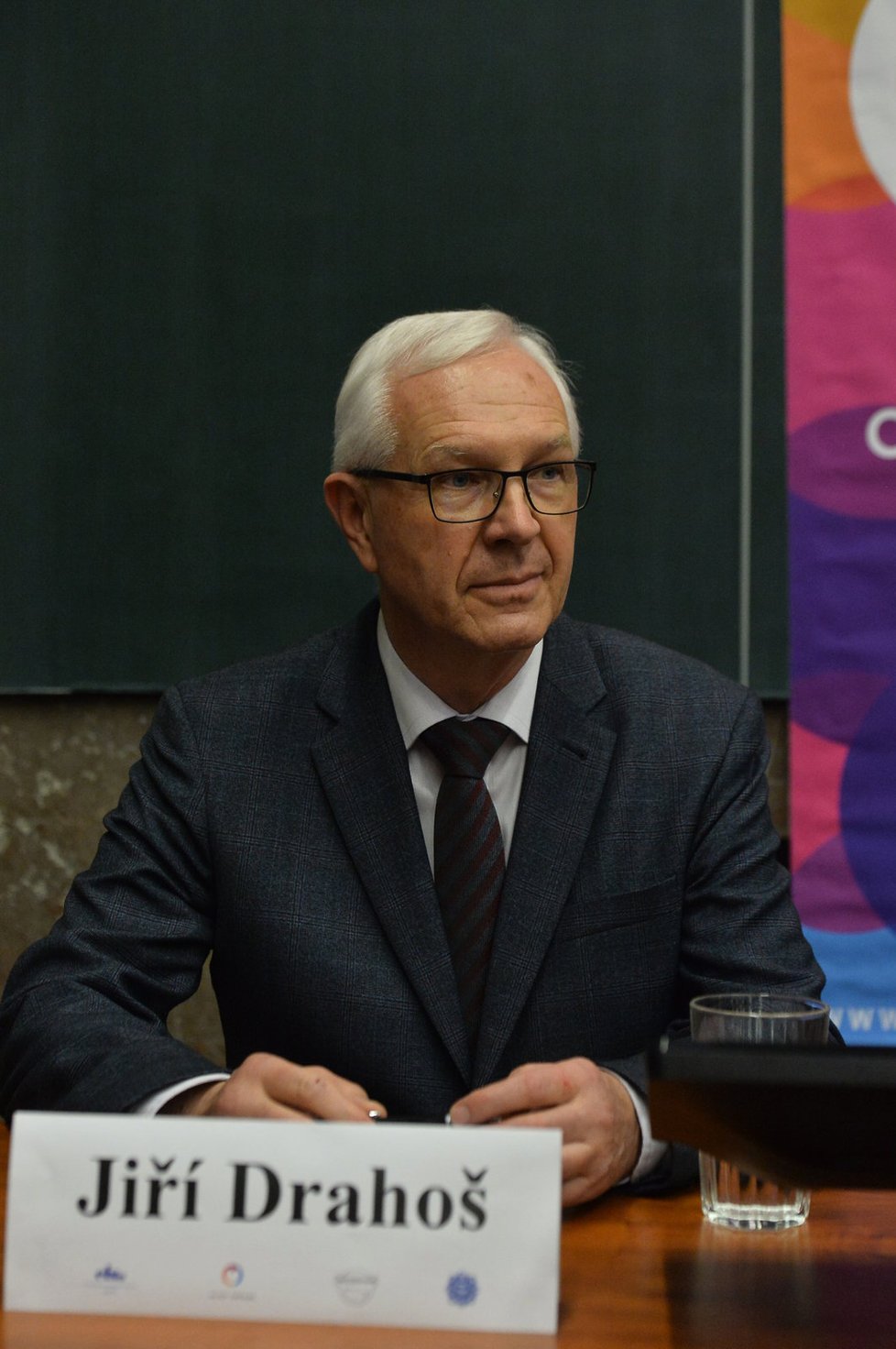 Prezidentský kandidát Jiří Drahoš se obává toho, že výsledky voleb v České republice ovlivňují zahraniční tajné služby prostřednictvím dezinformací