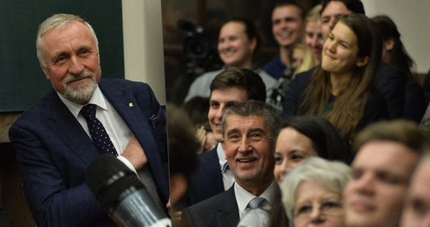 Topolánek řečnil, Babiš se smál v publiku. Sedm kandidátů bez Zemana odhalilo majetky