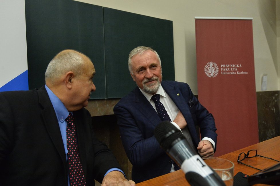 Debata prezidentských kandidátů na Právnické fakultě: Mirek Topolánek a Petr Hannig