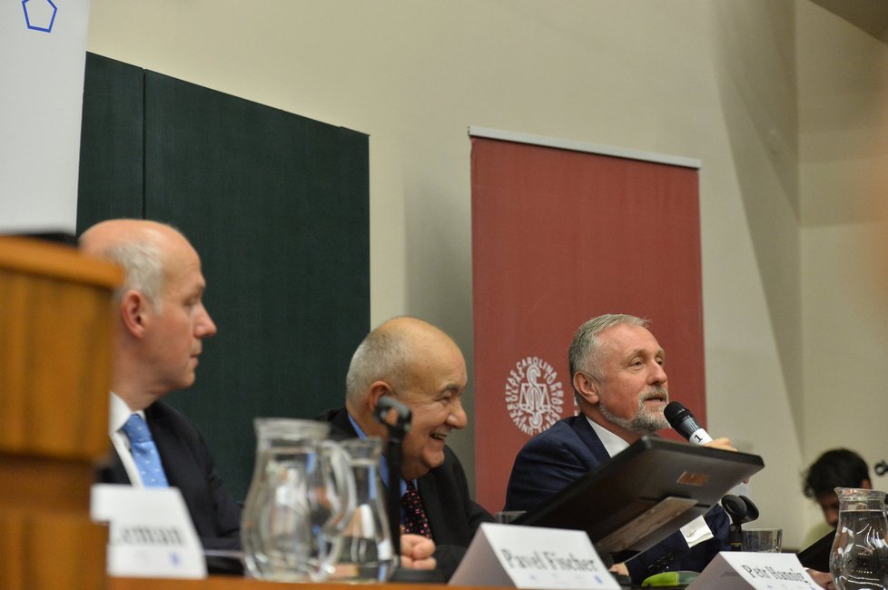 Debata prezidentských kandidátů na Právnické fakultě: Mirek Topolánek u mikrofonu, vedle něj Petr Hannig a Pavel Fischer