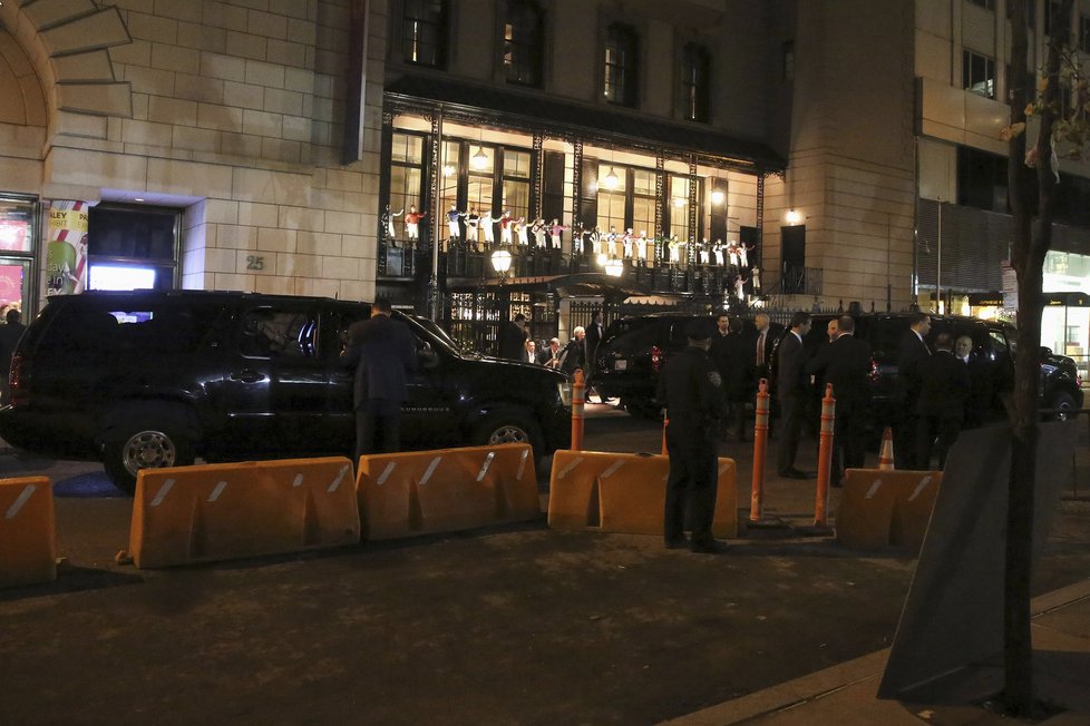 Prezidentská kolona aut před restaurací na Manhattanu