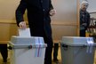 Prezidentský kandidát Fischer hází svůj hlas do urny při 1. kole přímé volby hlavy státu