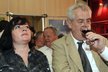 Ivana Zemanová a Miloš zeman v roce 2009 na degustaci vín